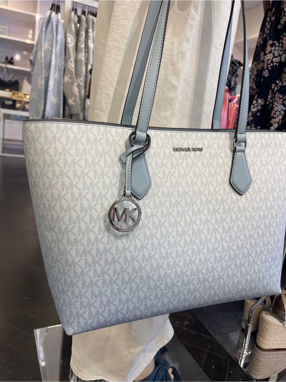 MICHAEL MICHAEL KORS SHEILA
Pale Ocean LG TOTE bag & Double Zip Ombré Lg Wallet - Picture 11 of 16